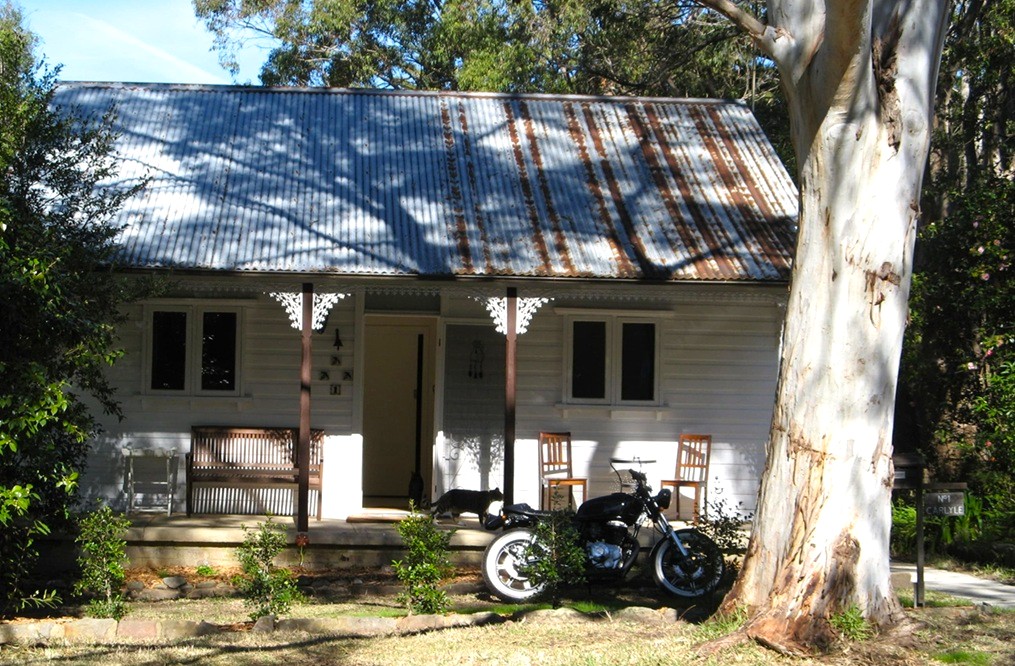 Carlyle Cottage with a motor bike and a cat in the afternoon sun Carlyle Cottage with a motor bike and a cat in the afternoon sun