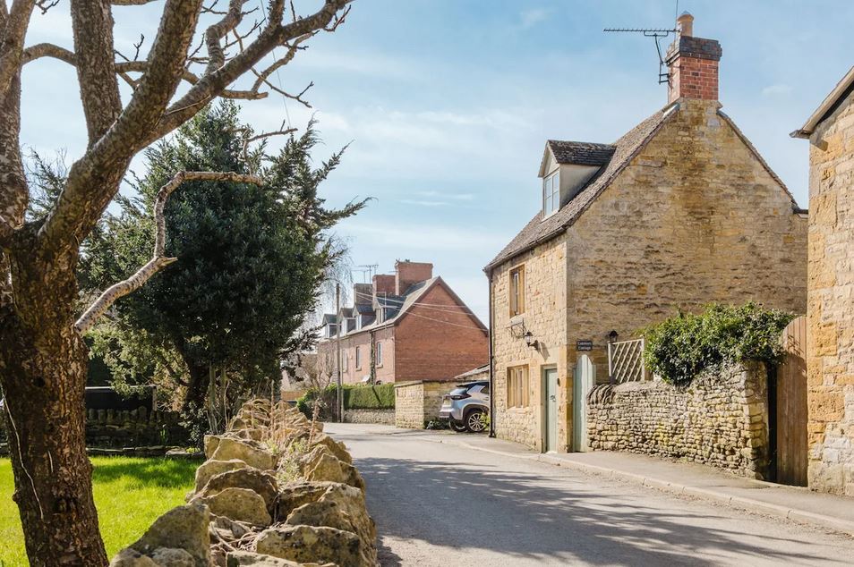 Honey stone of the Cobbler's Cottage in Moreton-in-Marsh in the Cotswolds