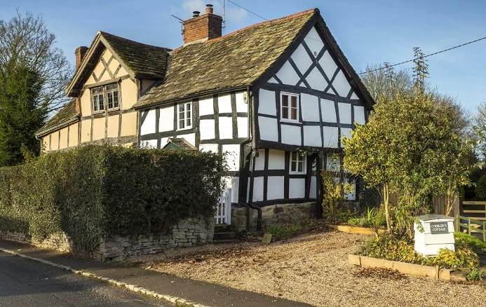 Whimsical and historic Cobbler's Cottage - Pembridge UK