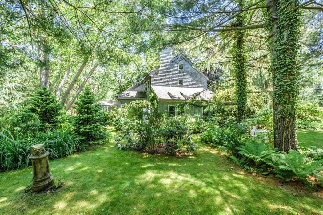 Hamptons Cottage in Forest Hamptons Cottage in Forest