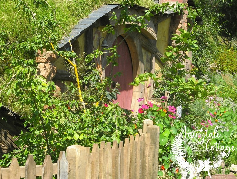 Hobbiton Village w Logo 2