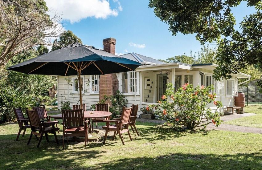 Onetangi Beach Cottage - Waiheke Island - New Zealand Onetangi Beach Cottage - Waiheke Island - New Zealand