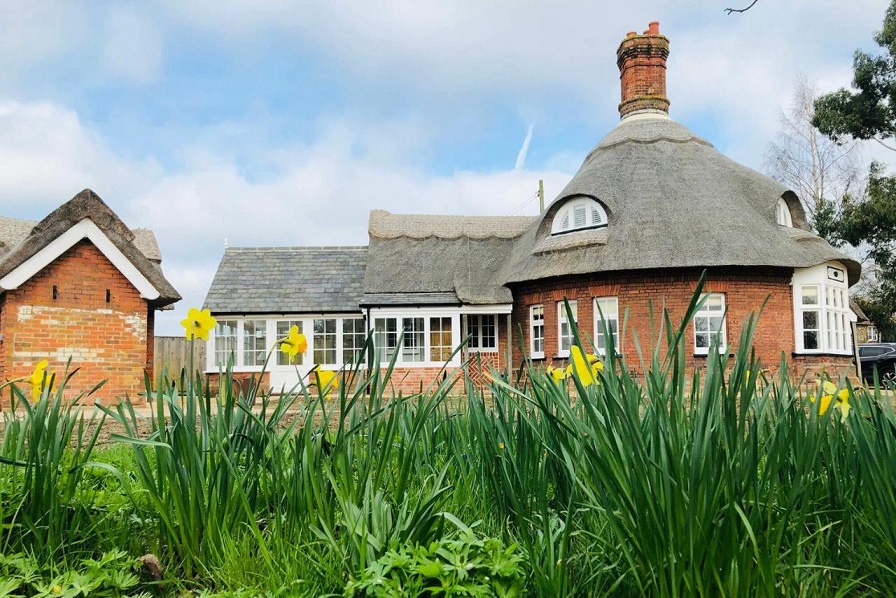 'The Round House' in Kettelburghin Suffolk in the UK is surrounded by green.