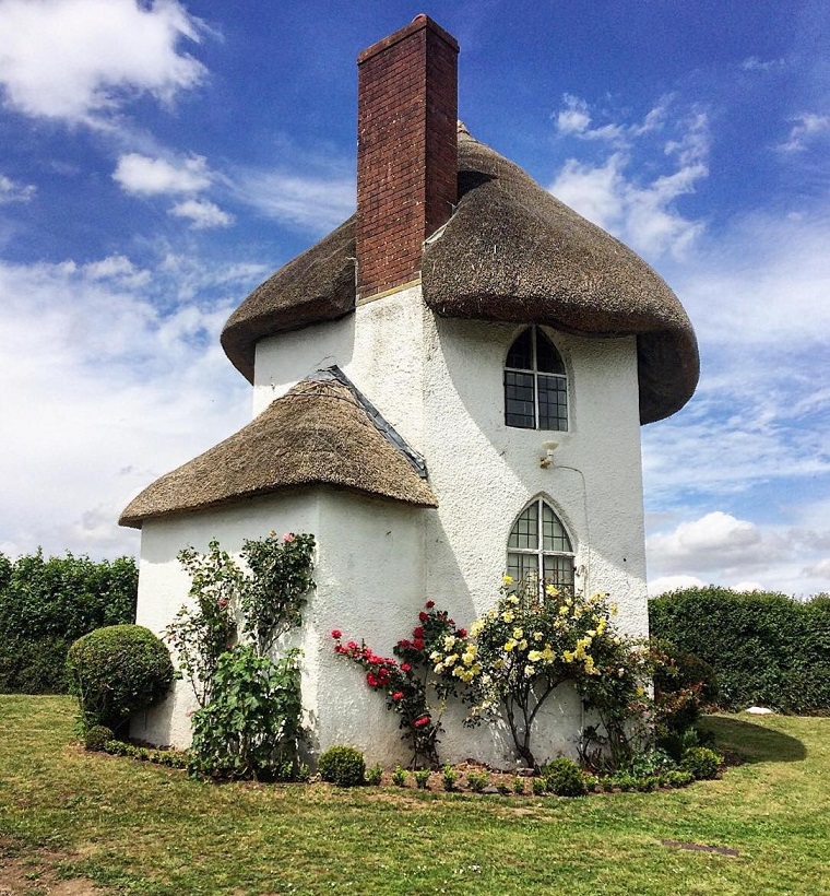 Stanton Drew Round House, Somerset, UK. It even has a thatched roof!