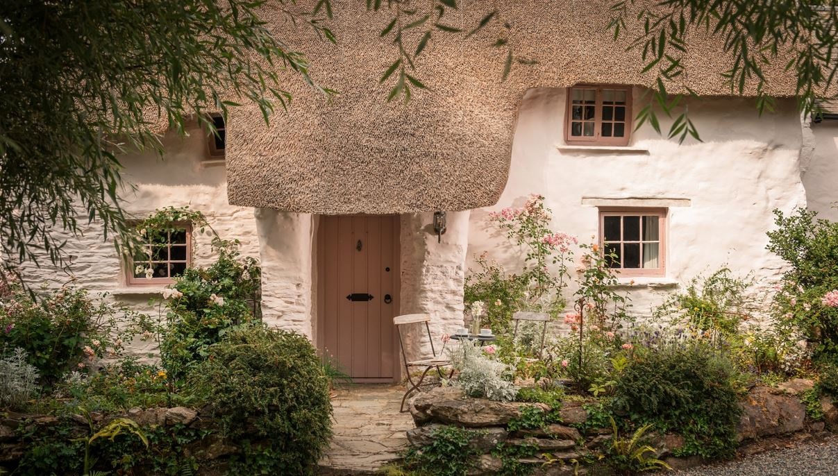 Thatched cottage in Cornwall Thatched cottage in Cornwall