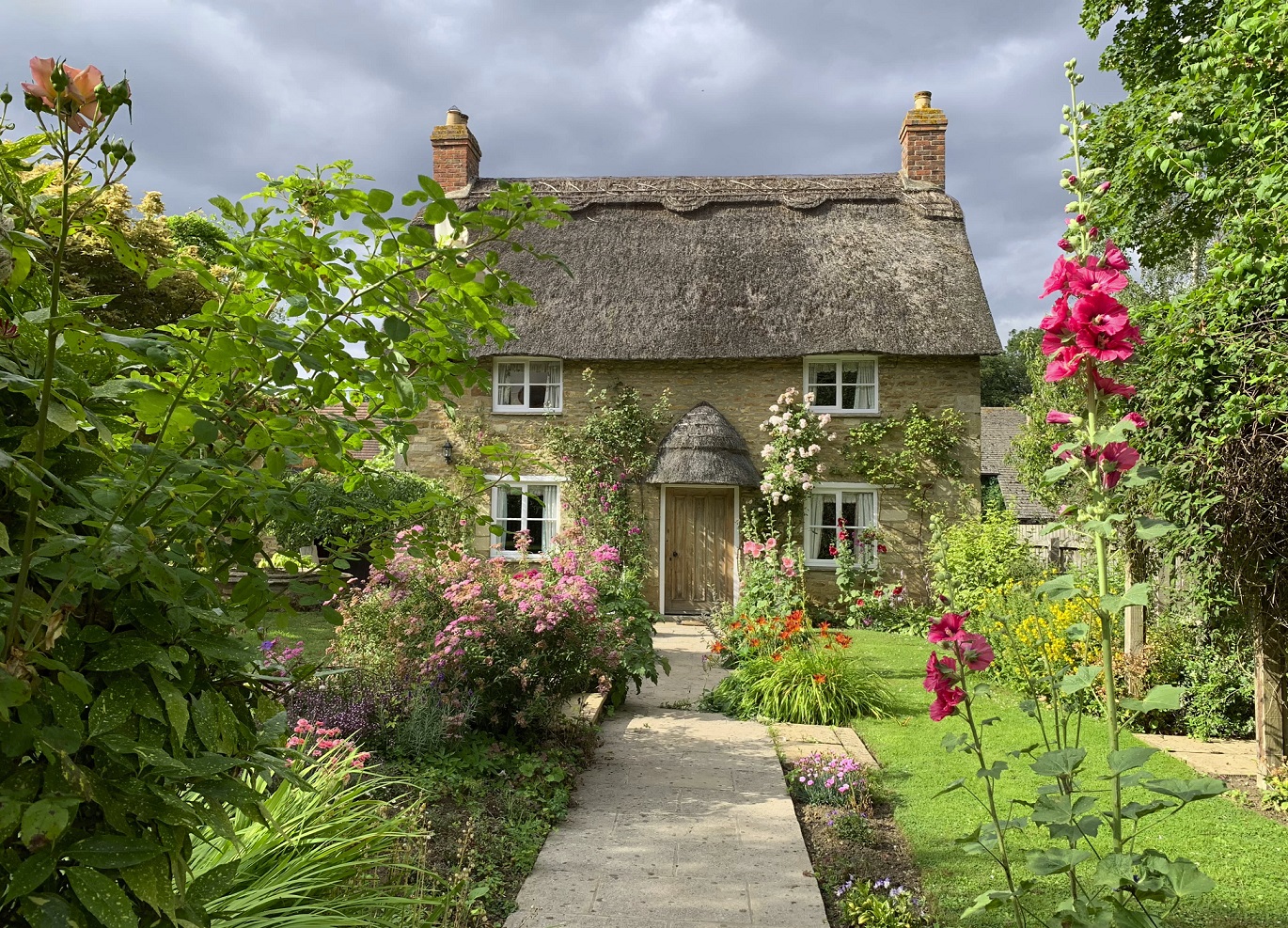 A beautiful thatched Cottage in Britain with a colourful cottage garden A beautiful thatched Cottage in Britain with a colourful cottage garden