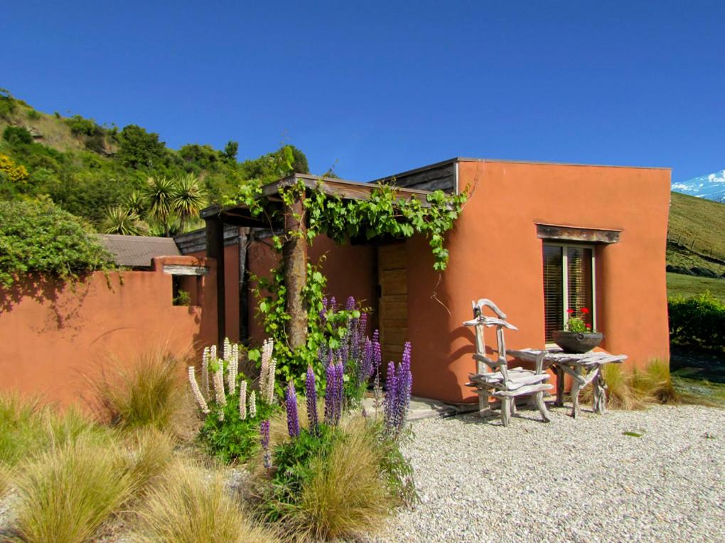 Tussock Cottage - Lake Hayes - Queenstown - Otago - New Zealand - cottage exterior Tussock Cottage - Lake Hayes - Queenstown - Otago - New Zealand