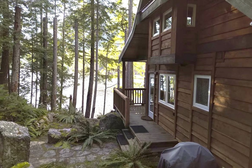 Waterfront Classic Cabin - BC Canada